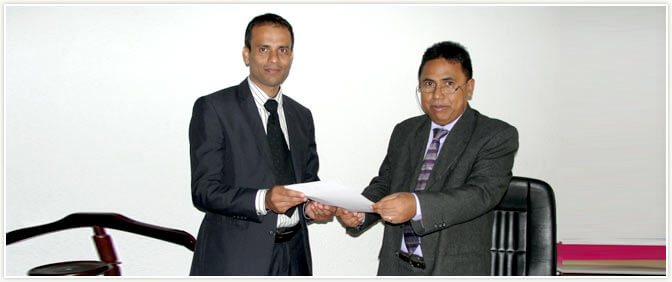 Mr Henri Rakotoarisoa and Mr Ajmal Khan Nadakkal holding a document